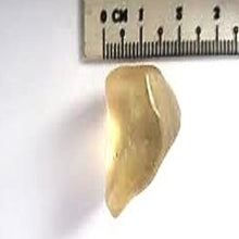 Charger l'image dans la galerie, Verre libyen Fragment d'impact de météorite jaune Éclat de roche du désert