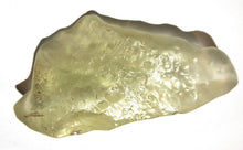 Charger l'image dans la galerie, Verre libyen Fragment d'impact de météorite jaune Éclat de roche du désert