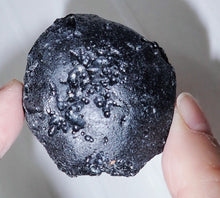 Charger l'image dans la galerie, Tektite Fragment Météorite Impact Verre Rock Grande Indochinite 40g