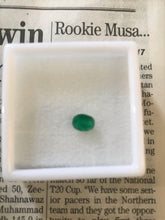 Cargar imagen en el visor de la galería, Esmeralda de talla ovalada con certificación GIA, gema Swat de Pakistán de 0,73 quilates