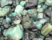 Cargar imagen en el visor de la galería, Esmeralda Corte áspero Muzo Colombia Berilo Natural 1000 Quilates Lote a granel