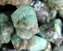 Cargar imagen en el visor de la galería, Esmeralda Corte áspero Muzo Colombia Berilo Natural 1000 Quilates Lote a granel