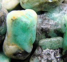 Cargar imagen en el visor de la galería, Esmeralda Corte Áspero Muzo Colombia Berilo Natural 500 Quilates Lote a granel