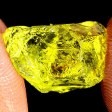 Cargar imagen en el visor de la galería, Cuarzo limón faceta rugosa Madagascar 10 ct gema en bruto