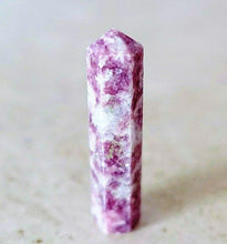 Cargar imagen en el visor de la galería, Varita curativa de terminación única con gema de cristal de obelisco de lepidolita