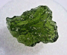 Charger l'image dans la galerie, Moldavite Tektite Fragment Véritable Météorite Verre Vert Impact Rock 4g
