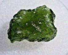Charger l'image dans la galerie, Moldavite Tektite Fragment Véritable Météorite Verre Vert Impact Rock 4g