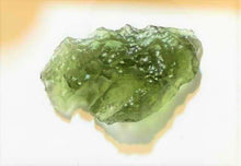 Charger l'image dans la galerie, Moldavite Tektite Fragment Véritable Météorite Verre Vert Impact Rock 4g