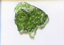 Charger l'image dans la galerie, Moldavite Tektite Fragment Véritable Météorite Verre Vert Impact Rock 4g