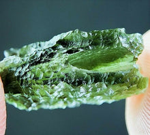 Charger l'image dans la galerie, Moldavite Tektite Fragment Météorite Vert Impact Verre Météore Roche 2g