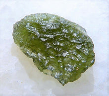 Charger l'image dans la galerie, Moldavite Tektite Fragment Météorite Vert Impact Verre Météore Roche 2g
