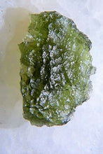 Charger l'image dans la galerie, Moldavite Tektite Fragment Météorite Vert Impact Verre Météore Roche 2g