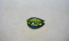 Charger l'image dans la galerie, Péridot taille poire larme gemme Pakistan 6x4mm