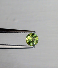 Cargar imagen en el visor de la galería, Peridot Round Cut Pakistan Gemstone Calibrated Natural Nice VS AA
