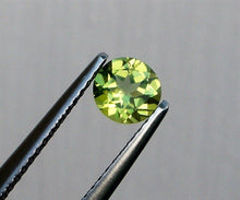 Cargar imagen en el visor de la galería, Peridot Round Cut Pakistan Gemstone Calibrated Natural Nice VS AA
