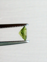 Cargar imagen en el visor de la galería, Peridot Round Cut Pakistan Gemstone Calibrated Natural Nice VS AA
