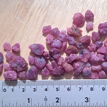 Lade das Bild in den Galerie-Viewer, Ruby Rough Lot Rough Facet Burma Raw 300 Carats
