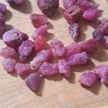 Lade das Bild in den Galerie-Viewer, Ruby Rough Lot Rough Facet Burma Raw 300 Carats
