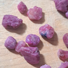 Lade das Bild in den Galerie-Viewer, Ruby Rough Lot Rough Facet Burma Raw 300 Carats

