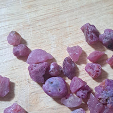 Lade das Bild in den Galerie-Viewer, Ruby Rough Lot Rough Facet Burma Raw 300 Carats
