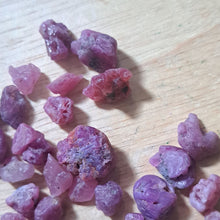 Lade das Bild in den Galerie-Viewer, Ruby Rough Lot Rough Facet Burma Raw 300 Carats
