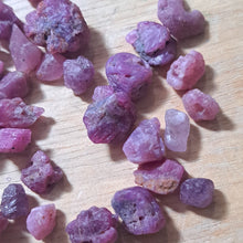 Lade das Bild in den Galerie-Viewer, Ruby Rough Lot Rough Facet Burma Raw 300 Carats
