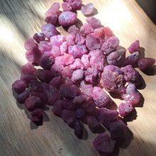 Lade das Bild in den Galerie-Viewer, Ruby Rough Lot Rough Facet Burma Raw 300 Carats
