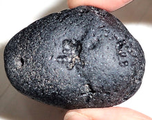 Charger l&#39;image dans la galerie, Tektite Fragment Meteorite Impact Glass Rock Large Indochinite 40g
