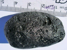 Charger l&#39;image dans la galerie, Tektite Fragment Meteorite Impact Glass Rock Large Indochinite 40g
