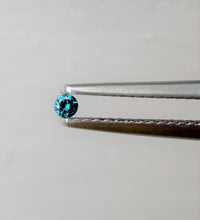 Charger l&#39;image dans la galerie, Blue Diamond Round Cut Indian 2mm Micro Sized
