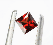 Cargar imagen en el visor de la galería, Rhodolite Garnet Princess Cut African Small Gems
