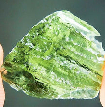 Cargar imagen en el visor de la galería, Moldavita Tektita Fragmento Meteorito Verde Impacto Roca 1/2g Genuino República Checa
