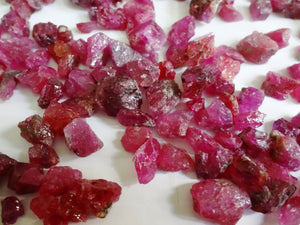 RARE ! RUBIS BRUT ROUGE POURPRE DE MADAGASCAR DE 3,25 CARATS ★★ p361 RARE ! RUBIS BRUT ROUGE POURPRE DE MADAGASCAR DE 3,25 CARATS ★★ p361
