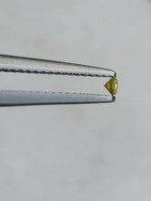 Charger l&#39;image dans la galerie, Diamant jaune taille ronde africain 2 mm taille micro
